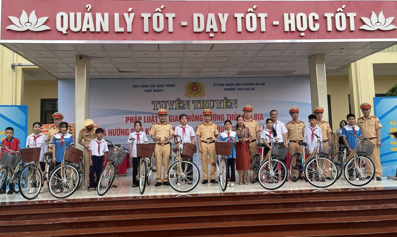 Thủy Đoàn I tuyên truyền pháp luật về giao thông và hướng dẫn chống đuối nước tại Quảng Ninh