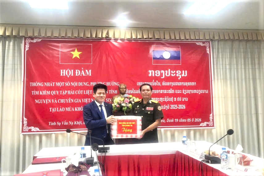 Ban Công tác Đặc biệt tỉnh Quảng Trị tặng quà cho Ban Công tác Đặc biệt tỉnh Sa Vẳn Na Khệt.