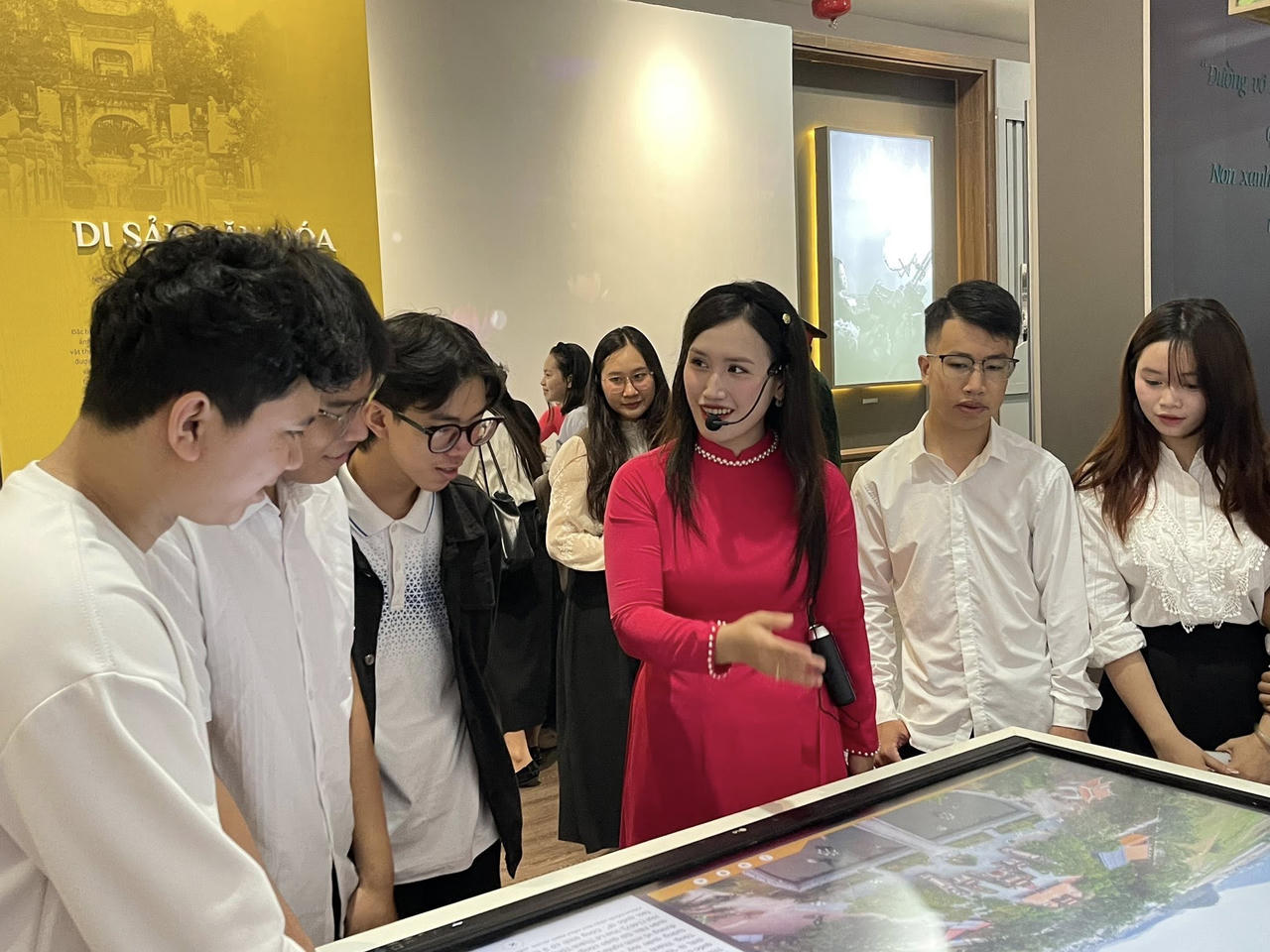 Du khách tham quan không gian giới thiệu về xứ Nghệ tại Bảo tàng Nghệ An - Xô viết Nghệ Tĩnh. Ảnh: Võ Khánh