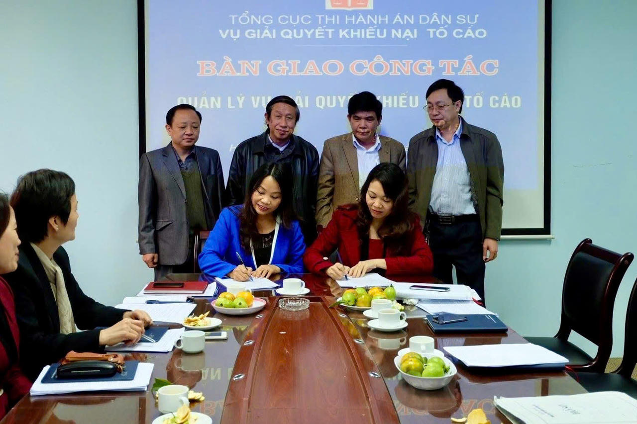 Buổi bàn giao công tác năm 2015 không chỉ là sự chuyển giao vị trí, mà còn mở ra một chặng đường mới đầy trách nhiệm với bà Dung trong công tác hướng dẫn, chỉ đạo chuyên môn nghiệp vụ, xây dựng pháp luật thi hành án dân sự.