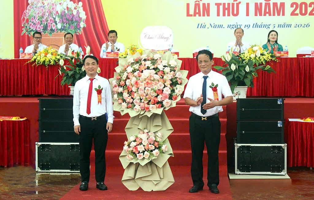 Ông Đào Đình Tùng, Ủy viên Ban Thường vụ Tỉnh ủy, Bí thư Đảng ủy, Chủ tịch HĐND phường Phủ Lý tặng hoa chúc mừng Đại hội.