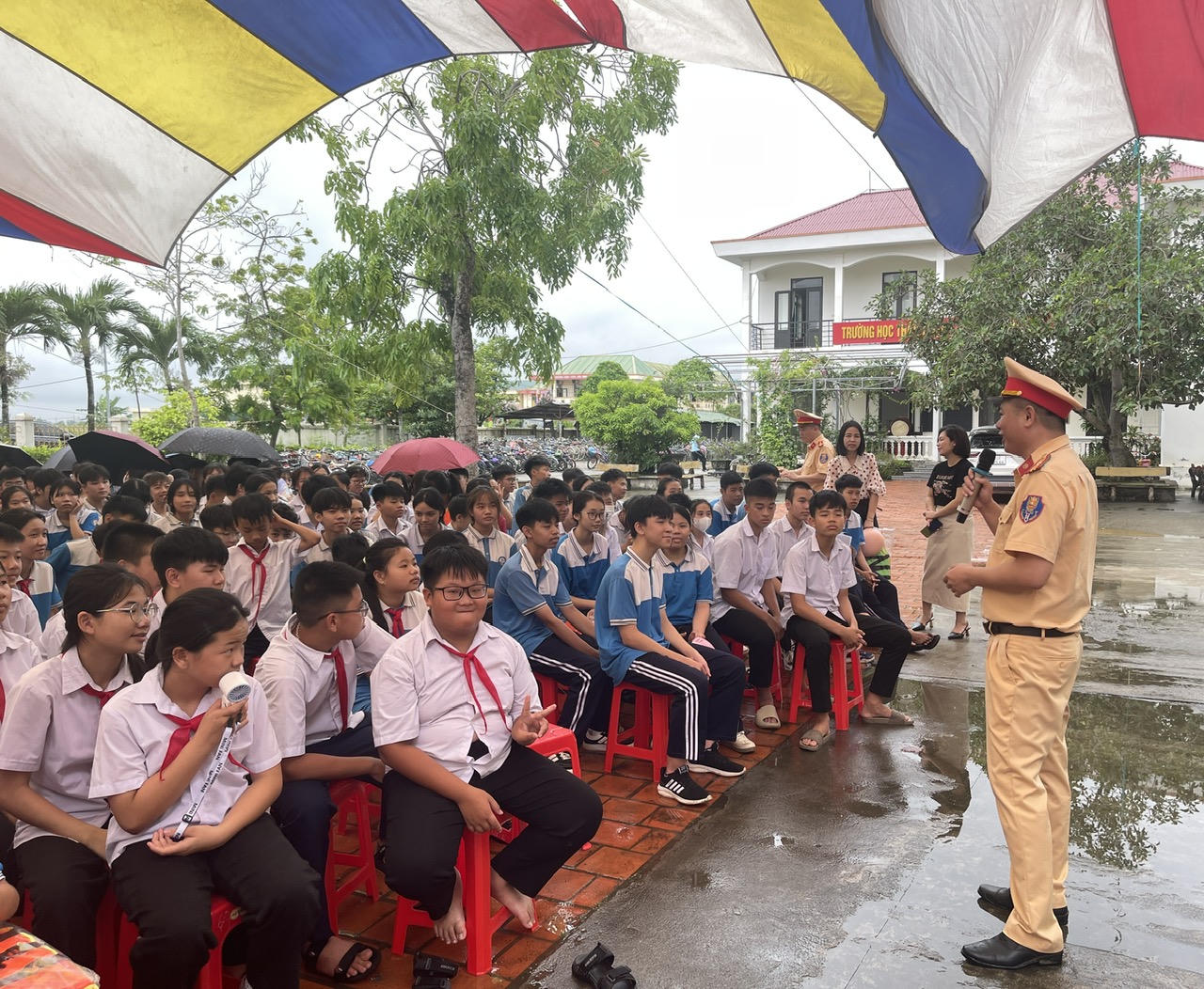 Thủy Đoàn I tuyên truyền pháp luật về giao thông và hướng dẫn chống đuối nước tại Quảng Ninh
