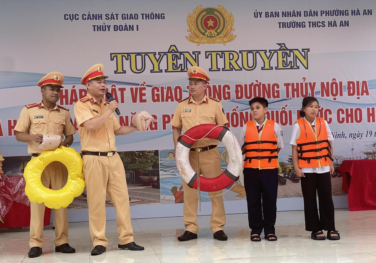 Thủy Đoàn I tuyên truyền pháp luật về giao thông và hướng dẫn chống đuối nước tại Quảng Ninh