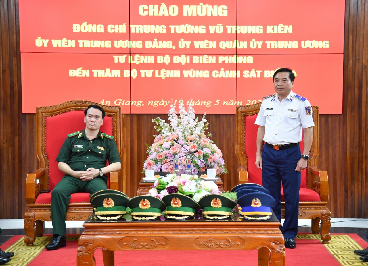 Thiếu tướng Đào Bá Việt - Tư lệnh Vùng Cảnh sát biển 4 phát biểu tại buổi thăm, làm việc.