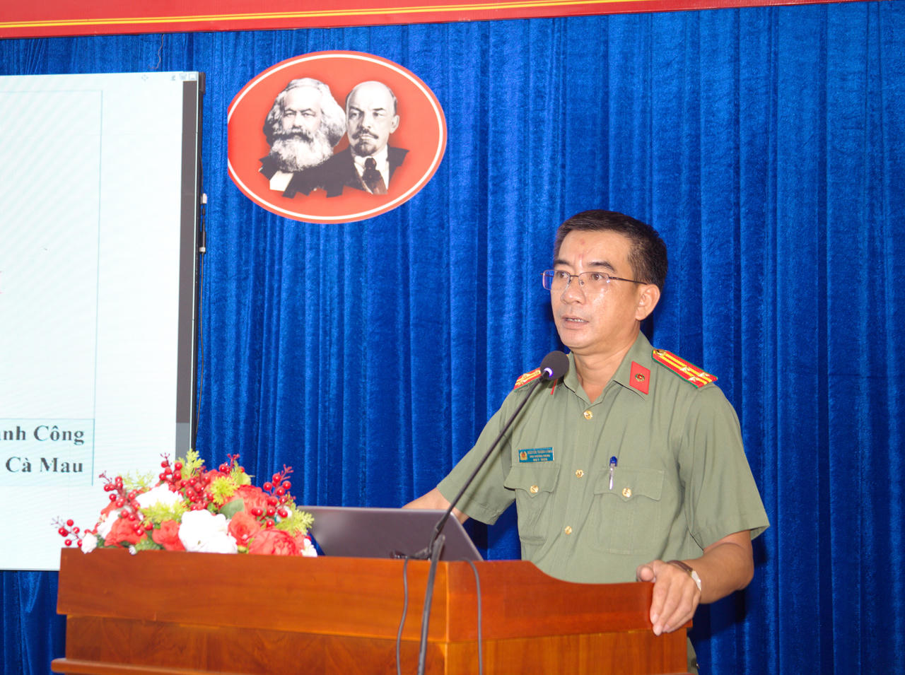 Báo cáo viên, Thượng tá Nguyễn Thành Công – Phó Trưởng phòng An ninh chính trị nội bộ, Công an tỉnh Cà Mau, triển khai Luật Bảo vệ bí mật nhà nước.