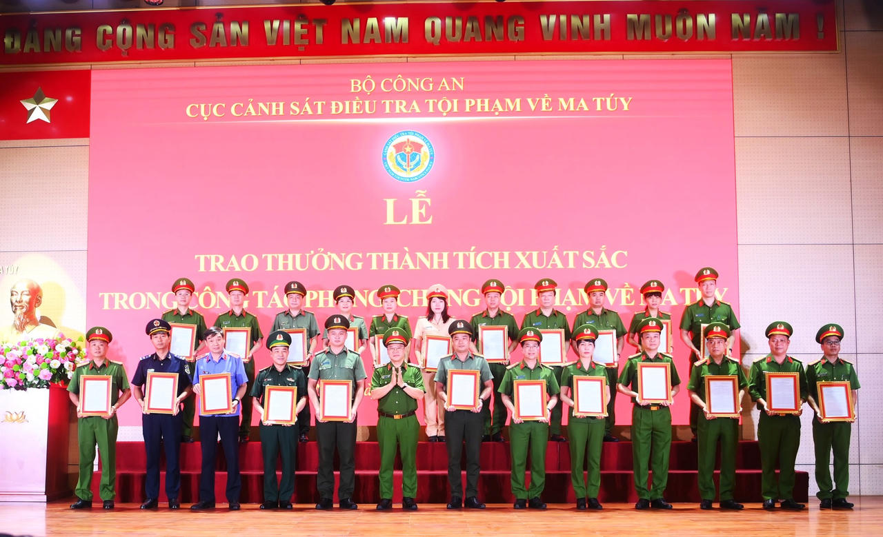 Thứ trưởng Nguyễn Văn Long trao thưởng các tập thể có thành tích xuất sắc trong công tác phòng, chống tội phạm về ma túy. (Ảnh: Bộ Công an)