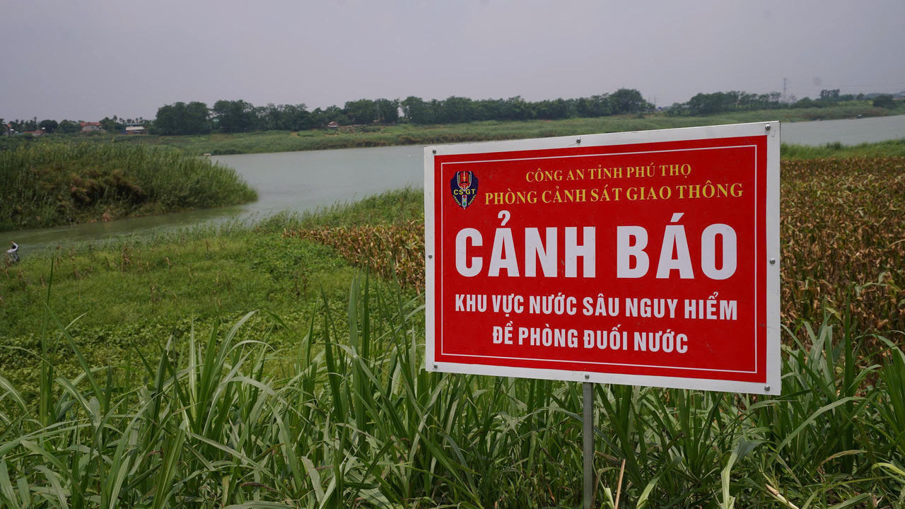 Biển cảnh báo nguy hiểm được cắm tại khu vực xảy ra vụ việc.