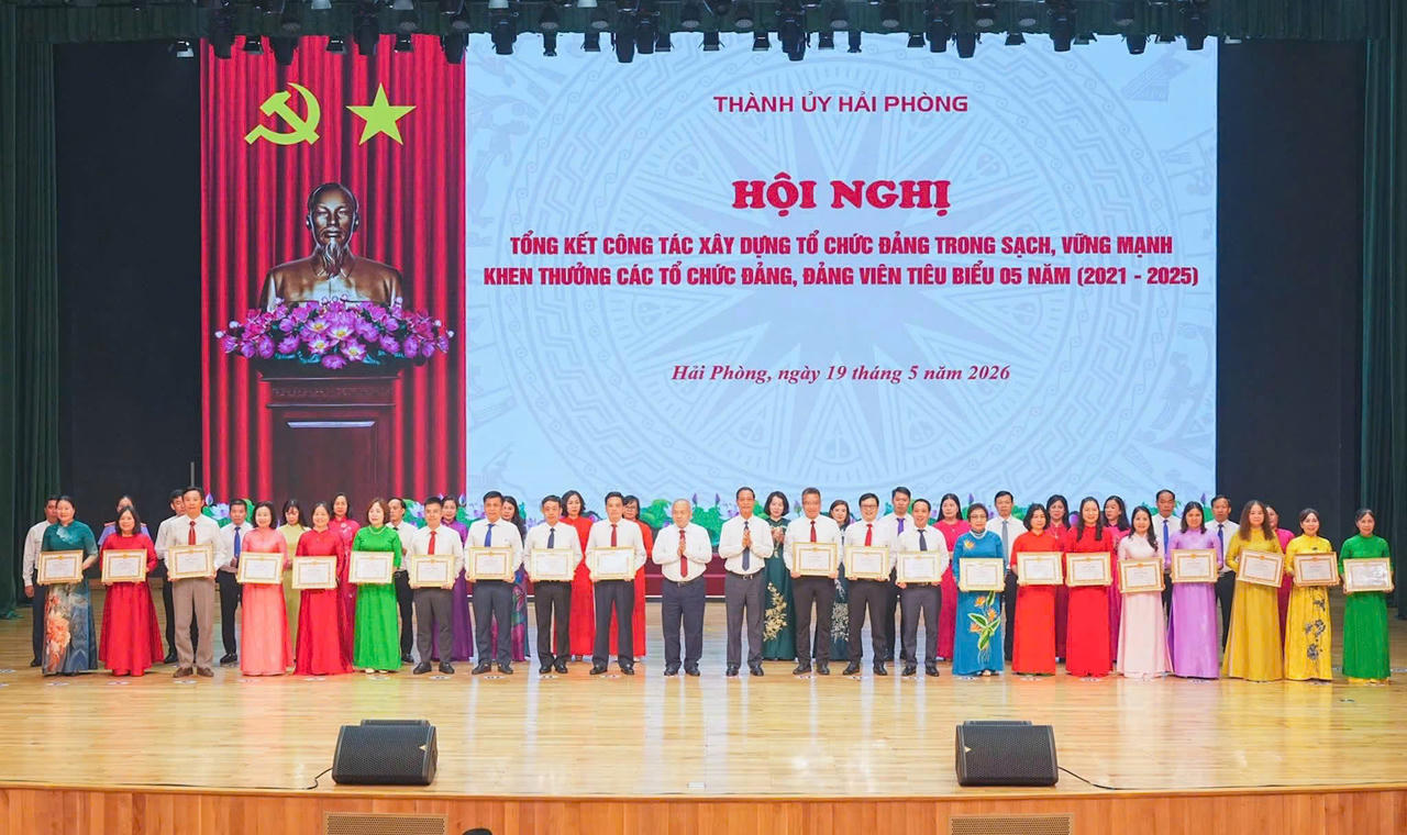 Ông Đỗ Mạnh Hiến, Phó Bí thư Thường trực Thành ủy và ông Đỗ Thành Trung, Phó Bí thư Thành ủy, Chủ tịch UBND thành phố trao Bằng khen của Ban Thường vụ Thành ủy cho các tổ chức đảng tiêu biểu 5 năm liền (2021 - 2025).