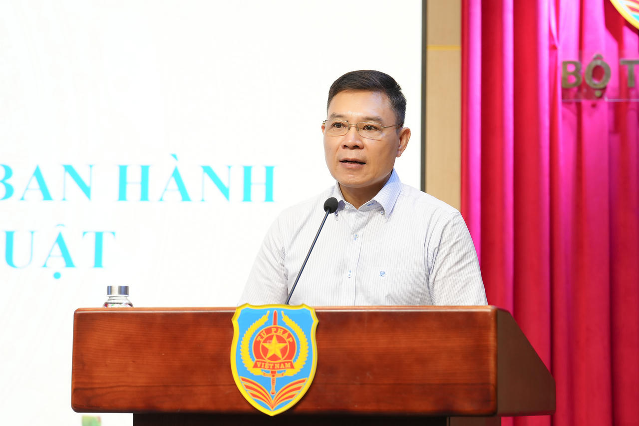 Ông Nguyễn Quốc Hoàn, Vụ trưởng Vụ Công tác xây dựng VBQPPL báo cáo tại Hội nghị.