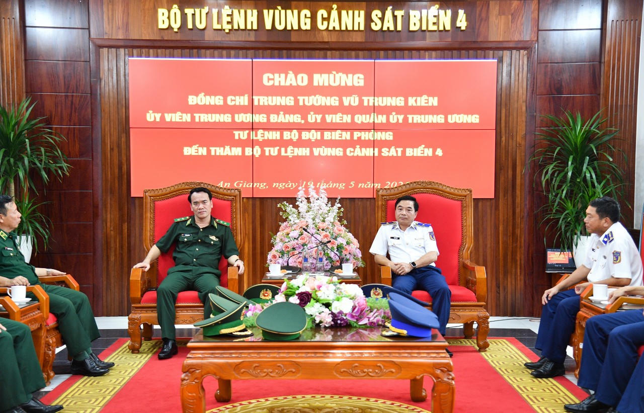 Trung tướng Vũ Trung Kiên - Ủy viên Trung ương Đảng, Ủy viên Quân ủy Trung ương, Tư lệnh Bộ đội Biên phòng và Thiếu tướng Đào Bá Việt - Tư lệnh Vùng Cảnh sát biển 4 tại buổi thăm, làm việc