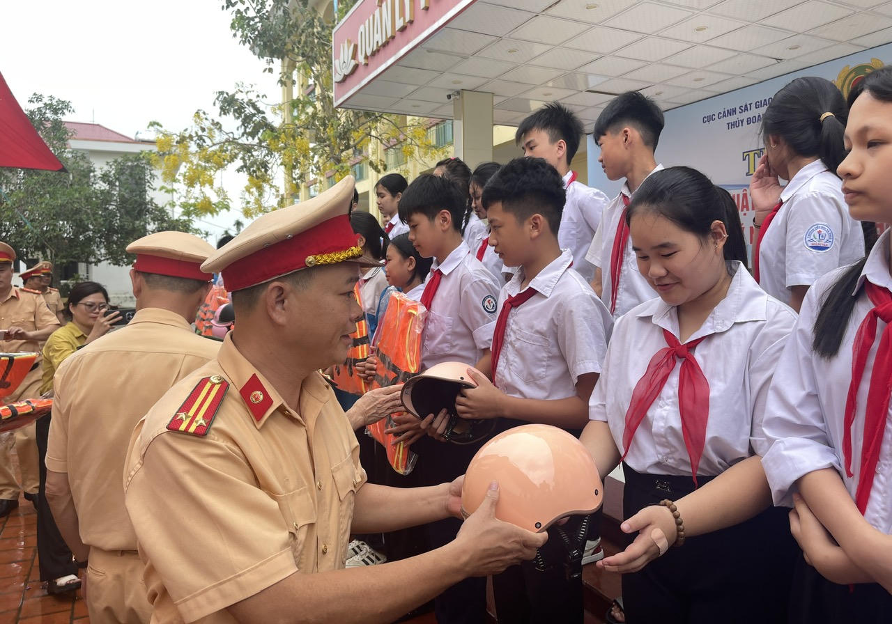 Thủy Đoàn I tuyên truyền pháp luật về giao thông và hướng dẫn chống đuối nước tại Quảng Ninh