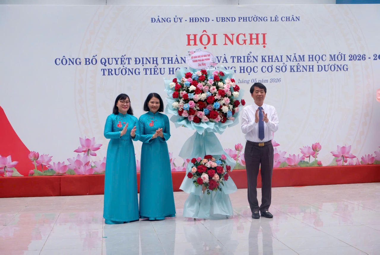  Lãnh đạo Sở Giáo dục và Đào tạo Hải Phòng tặng hoa chúc mừng nhà trường.
