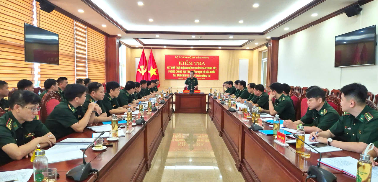 Thiếu tướng Nguyễn Văn Thiện kiểm tra kết quả thực hiện nhiệm vụ công tác trinh sát, phòng chống tội phạm và cửa khẩu tại Ban Chỉ huy BĐBP Quảng Trị.