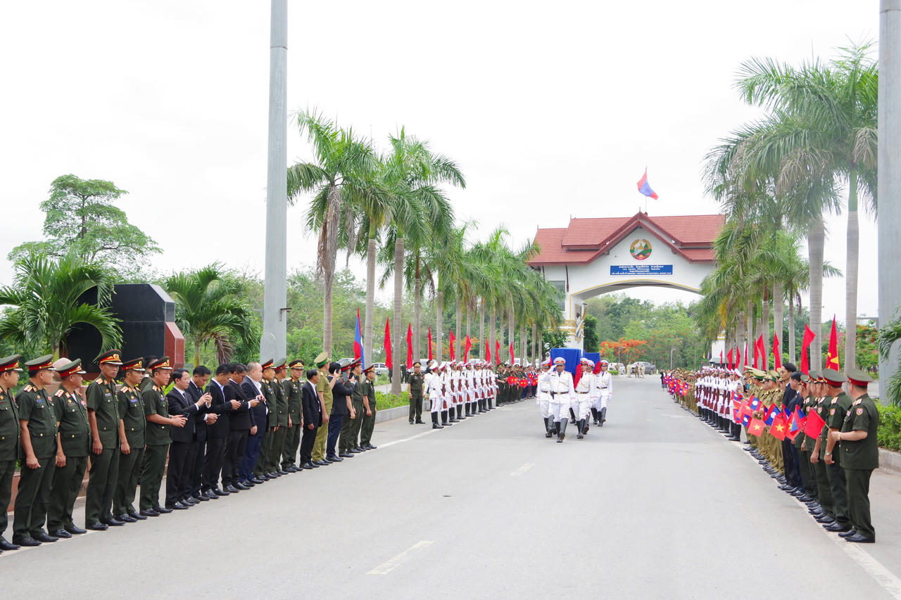Trang nghiêm lễ đón nhận 28 hài cốt liệt sĩ quân tình nguyện Việt Nam hy sinh tại Lào về đất mẹ