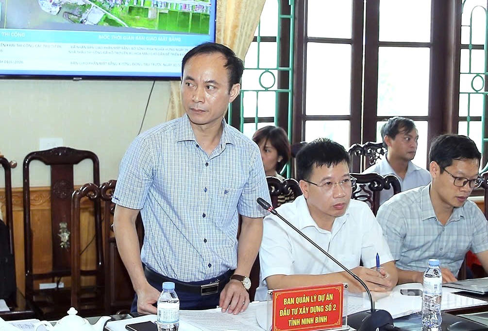 Ông Đinh Văn Phương, Giám đốc Ban Quản lý dự án đầu tư xây dựng số 2 tỉnh Ninh Bình phát biểu tại hội nghị.