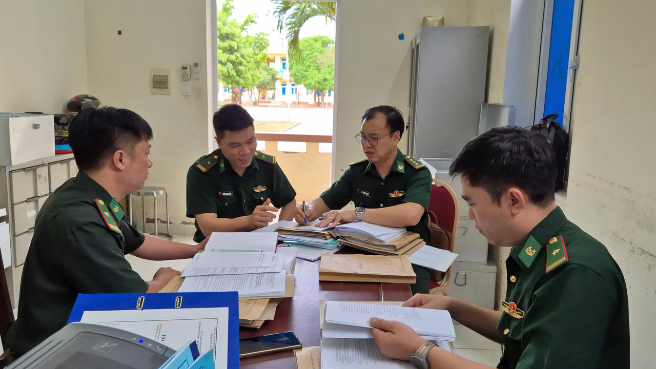 Đoàn công tác Bộ Tư lệnh Bộ đội Biên phòng kiểm tra hồ sơ công tác trinh sát, phòng chống tội phạm và cửa khẩu tại đồn Biên phòng CKQT La Lay.