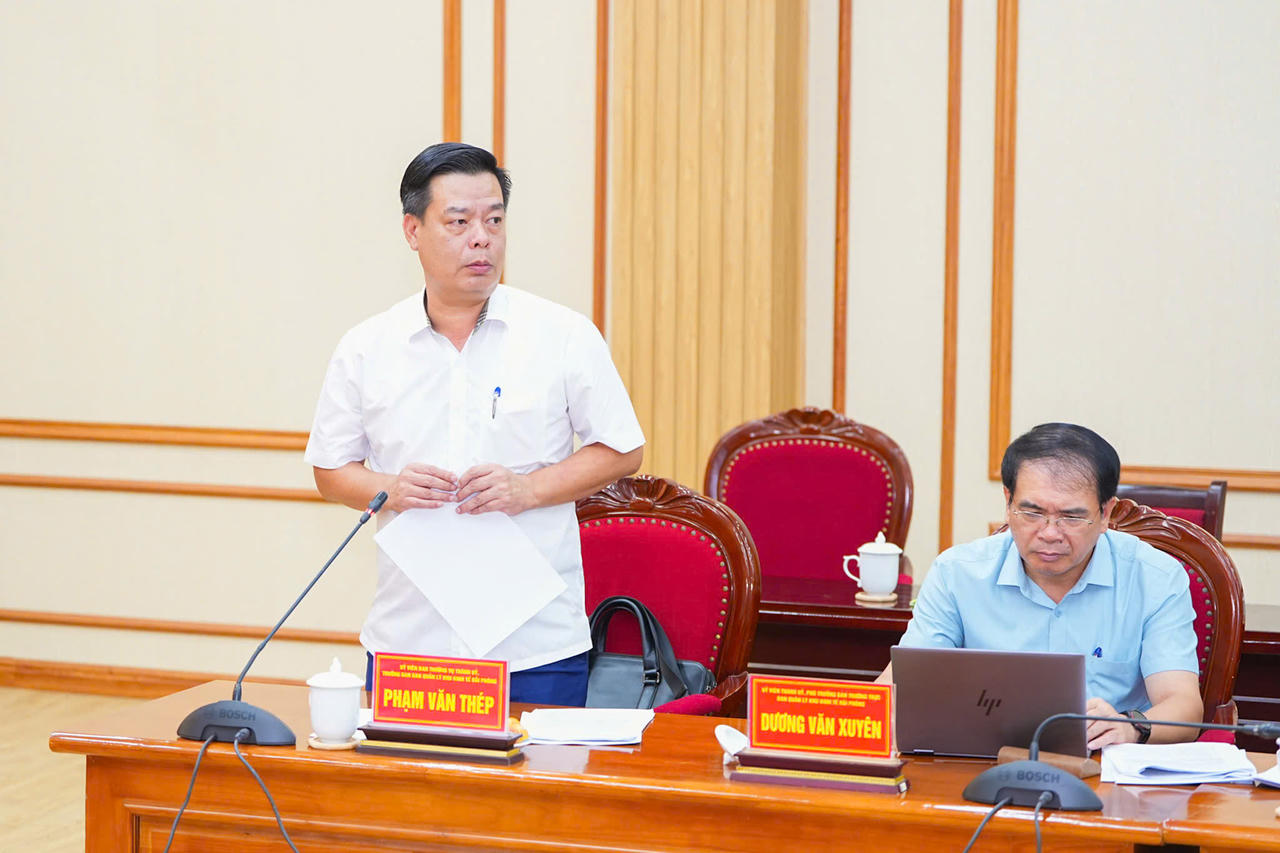 Trưởng Ban Quản lý Khu kinh tế Hải Phòng Phạm Văn Thép báo cáo tại cuộc làm việc.