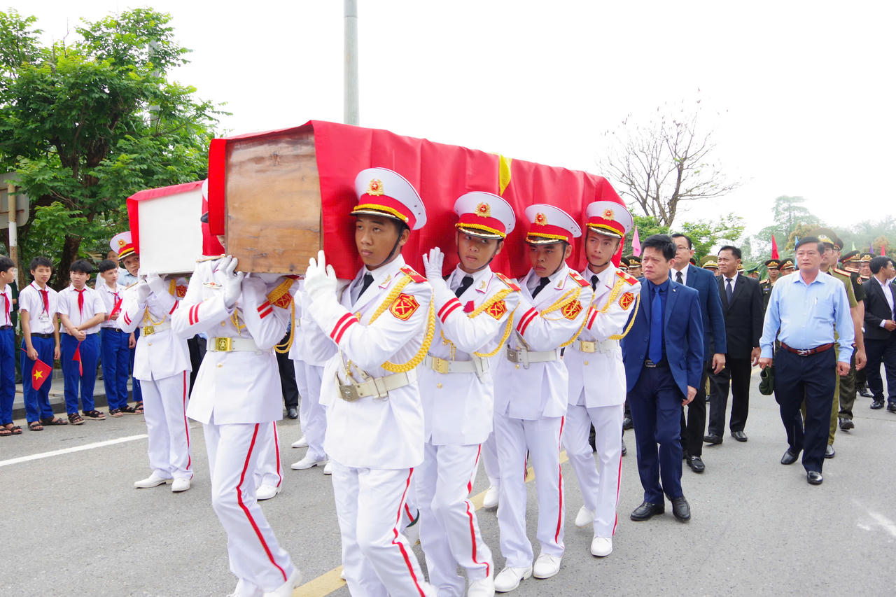 Trang nghiêm lễ đón nhận 28 hài cốt liệt sĩ quân tình nguyện Việt Nam hy sinh tại Lào về đất mẹ