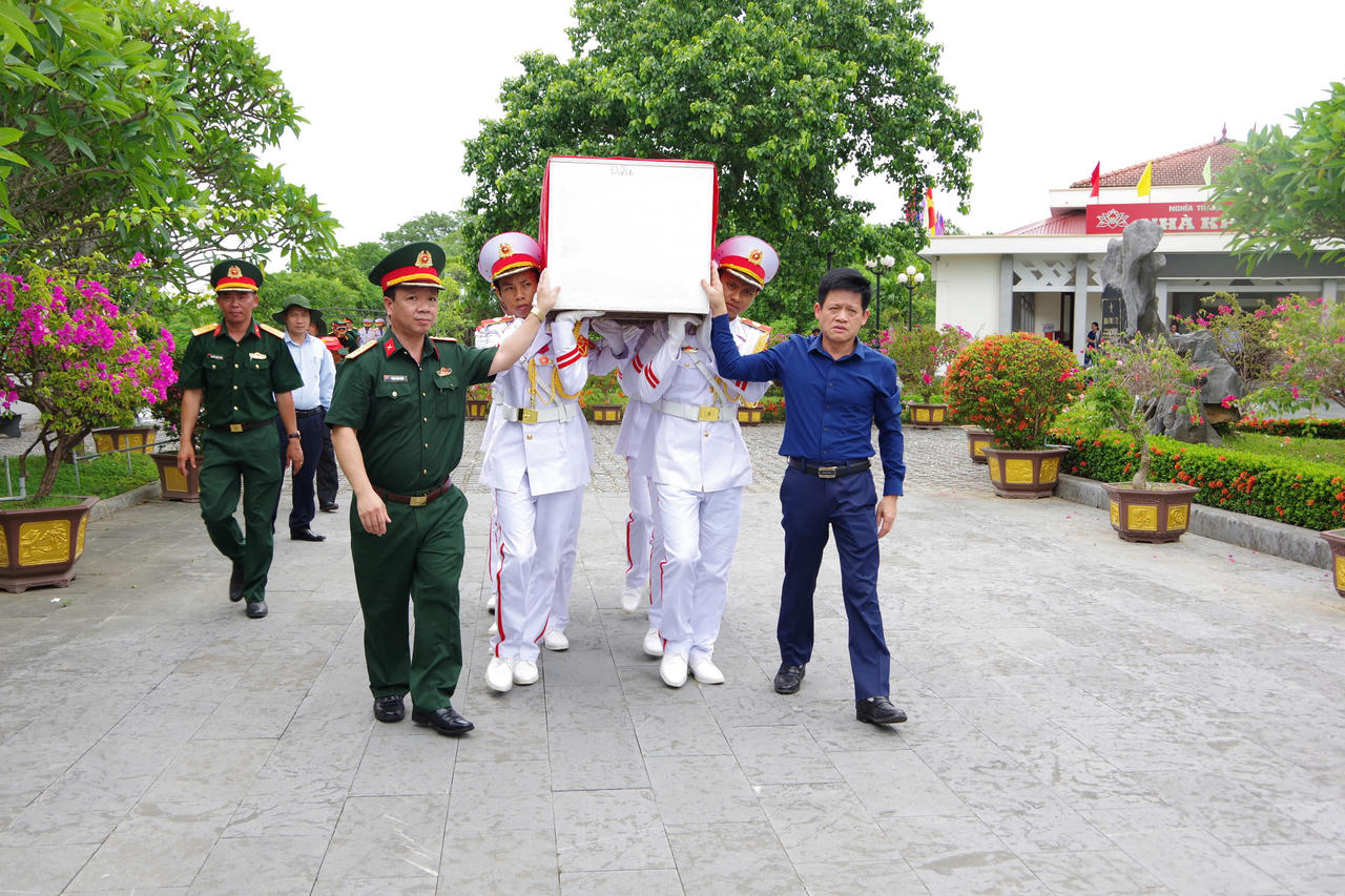 Trang nghiêm lễ đón nhận 28 hài cốt liệt sĩ quân tình nguyện Việt Nam hy sinh tại Lào về đất mẹ