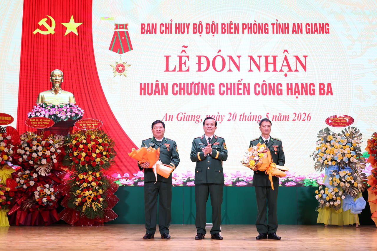Trung tướng Hồ Văn Thái, Bí thư Đảng ủy, Chính ủy Quân khu 9 tặng hoa chúc mừng 2 cá nhân.