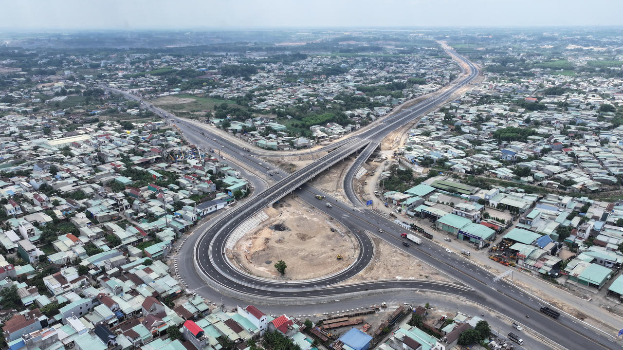Các tuyến cao tốc Biên Hòa - Vũng Tàu, TP HCM - Long Thành - Dầu Giây, Bến Lức - Long Thành hội tụ, tạo nên một mạng lưới giao thông thông suốt.