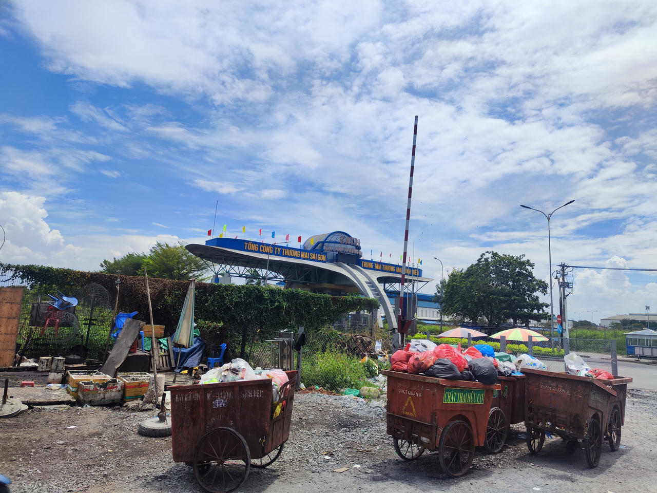 Thành phố yêu cầu tăng cường tuyên truyền trực tiếp đến từng khu phố, ấp và hộ gia đình để làm thay đổi triệt để hành vi, thói quen trong việc bảo vệ môi trường và giữ gìn vệ sinh nơi công cộng.