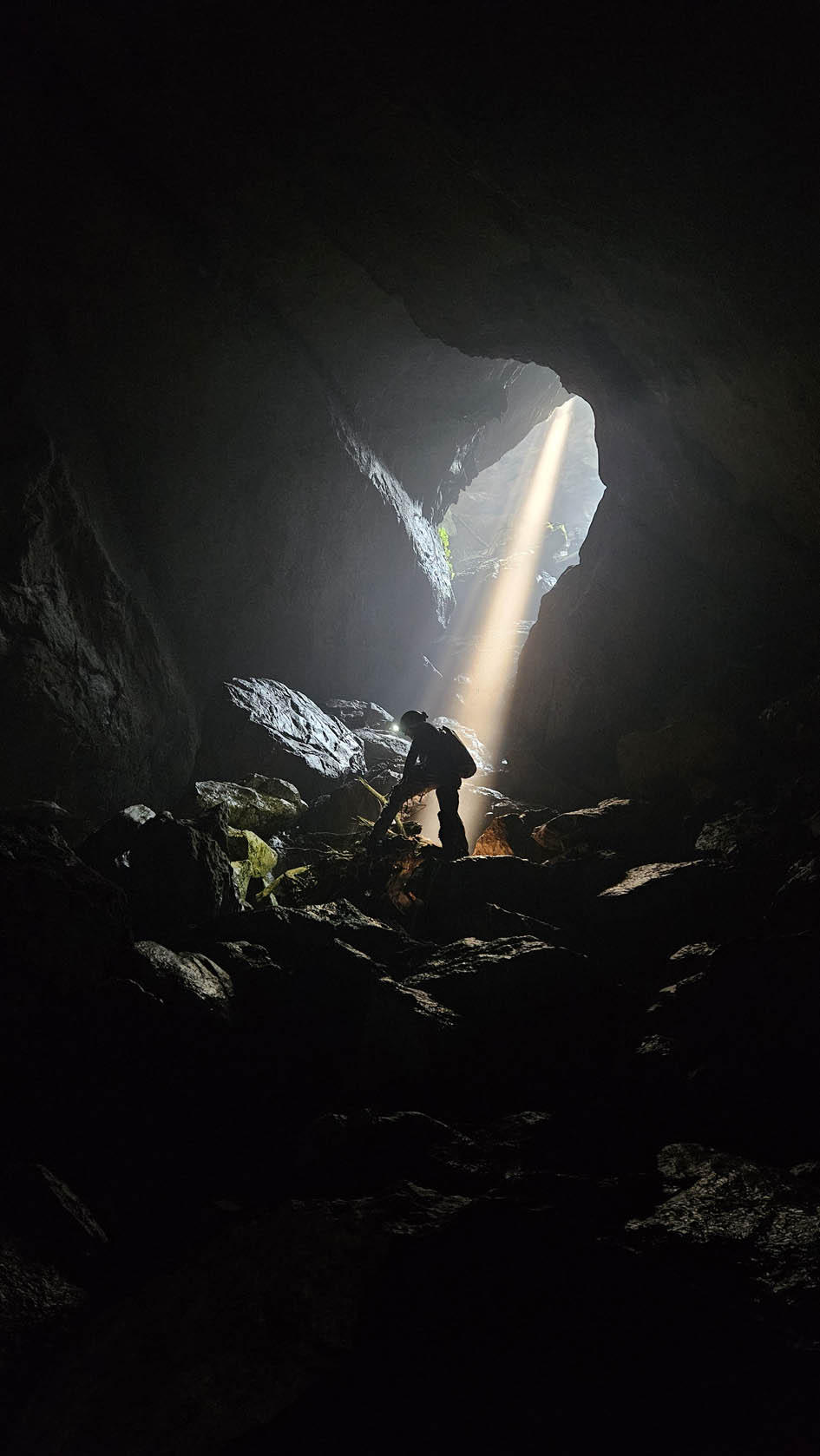 Hang Má Dơm (xã Kim Điền) dài 1.257m, có cấu trúc địa hình karst theo phương thẳng đứng.&nbsp;(Ảnh: BQLVQG Phong Nha - Kẻ Bàng)