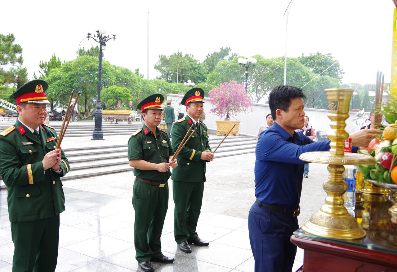 Trang nghiêm lễ đón nhận 28 hài cốt liệt sĩ quân tình nguyện Việt Nam hy sinh tại Lào về đất mẹ