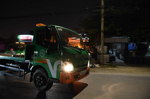Đội ngũ kỹ thuật viên VETC ứng trực xuyên đêm, sẵn sàng có mặt tại những địa hình hiểm trở nhất để xóa bỏ sự đơn độc của tài xế
