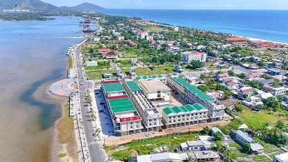 Chợ Lăng Cô tọa lạc tại vị trí đắc địa bên Quốc lộ 1A, cạnh đầm Lập An và vịnh Lăng Cô. Đây là chợ 3 tầng theo phong cách Tân Đông Dương đầu tiên tại miền Trung, kết hợp không gian giao thương với văn hóa và du lịch.