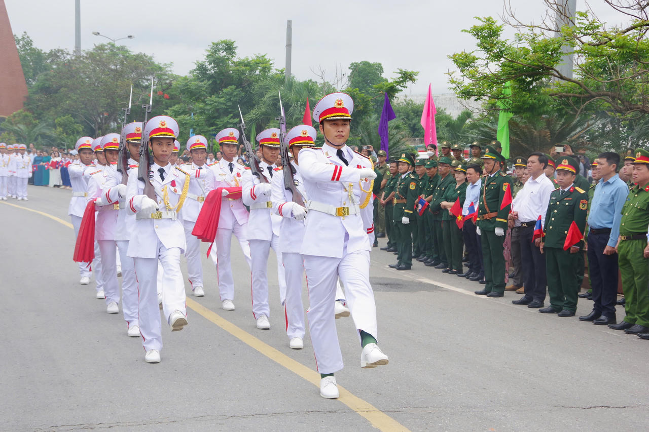 Trang nghiêm lễ đón nhận 28 hài cốt liệt sĩ quân tình nguyện Việt Nam hy sinh tại Lào về đất mẹ