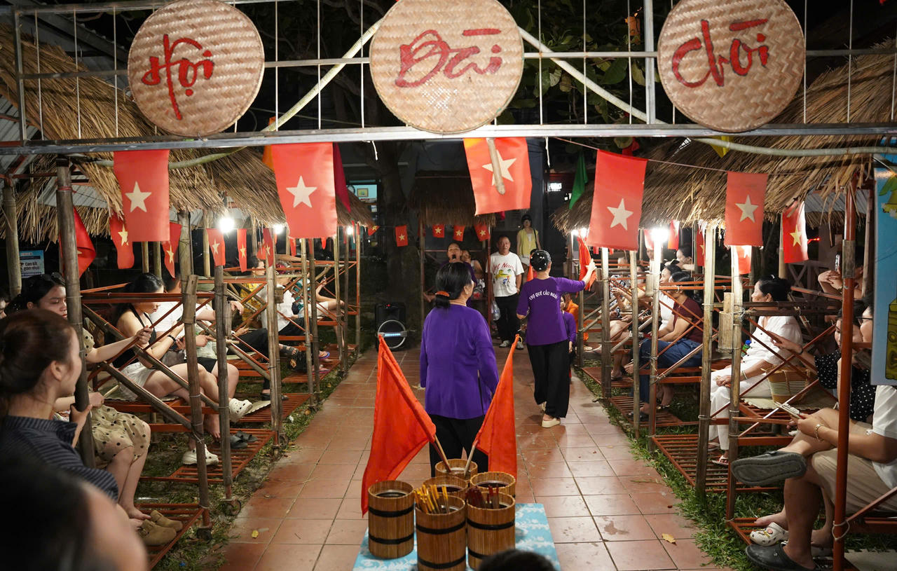 Hội Bài Chòi – di sản văn hóa phi vật thể đại diện của nhân loại được tái hiện sinh động, trở thành "thỏi nam châm" hút khách tại Chợ đêm Cầu Ngói Thanh Toàn.