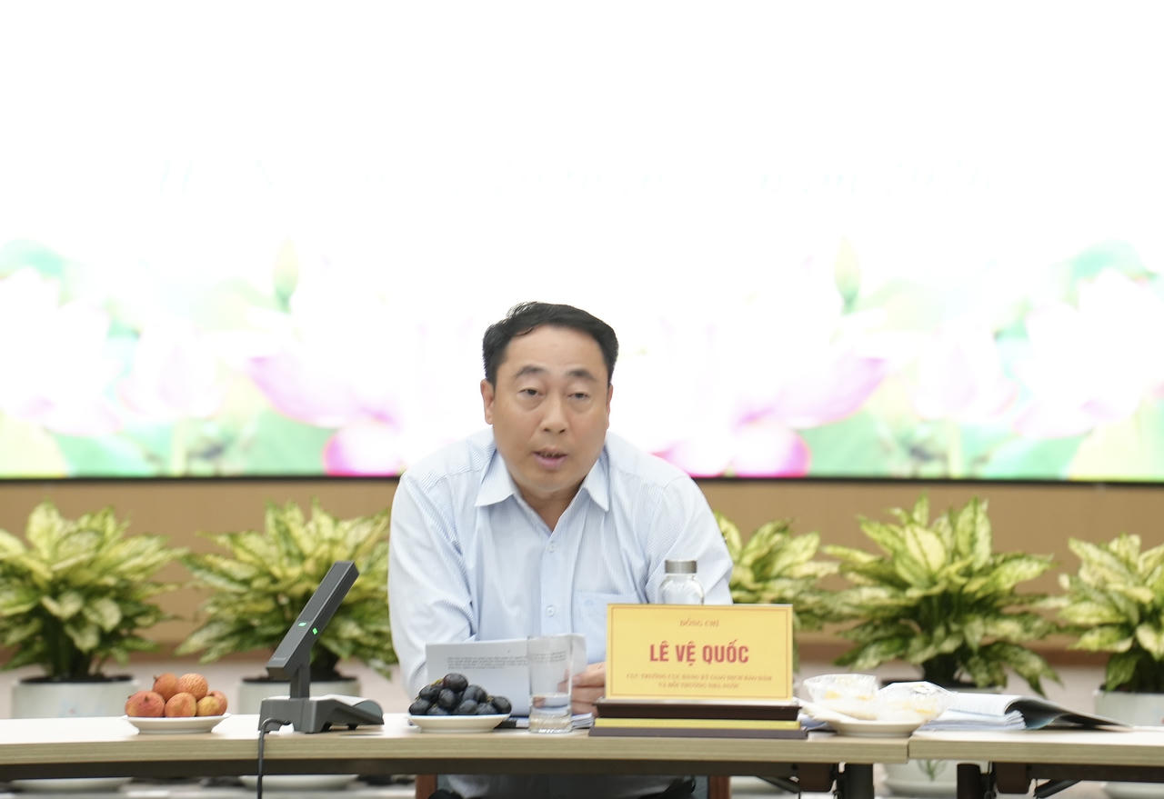 Cục trưởng Cục Đăng ký giao dịch bảo đảm và Bồi thường nhà nước Lê Vệ Quốc trao đổi tại Hội thảo.