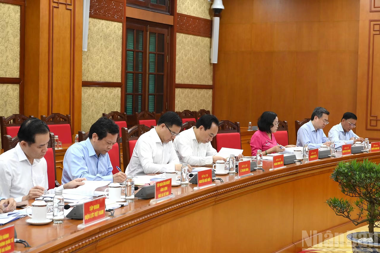 Các đồng chí lãnh đạo và các đại biểu tham dự cuộc làm việc. (Ảnh: nhandan.vn)