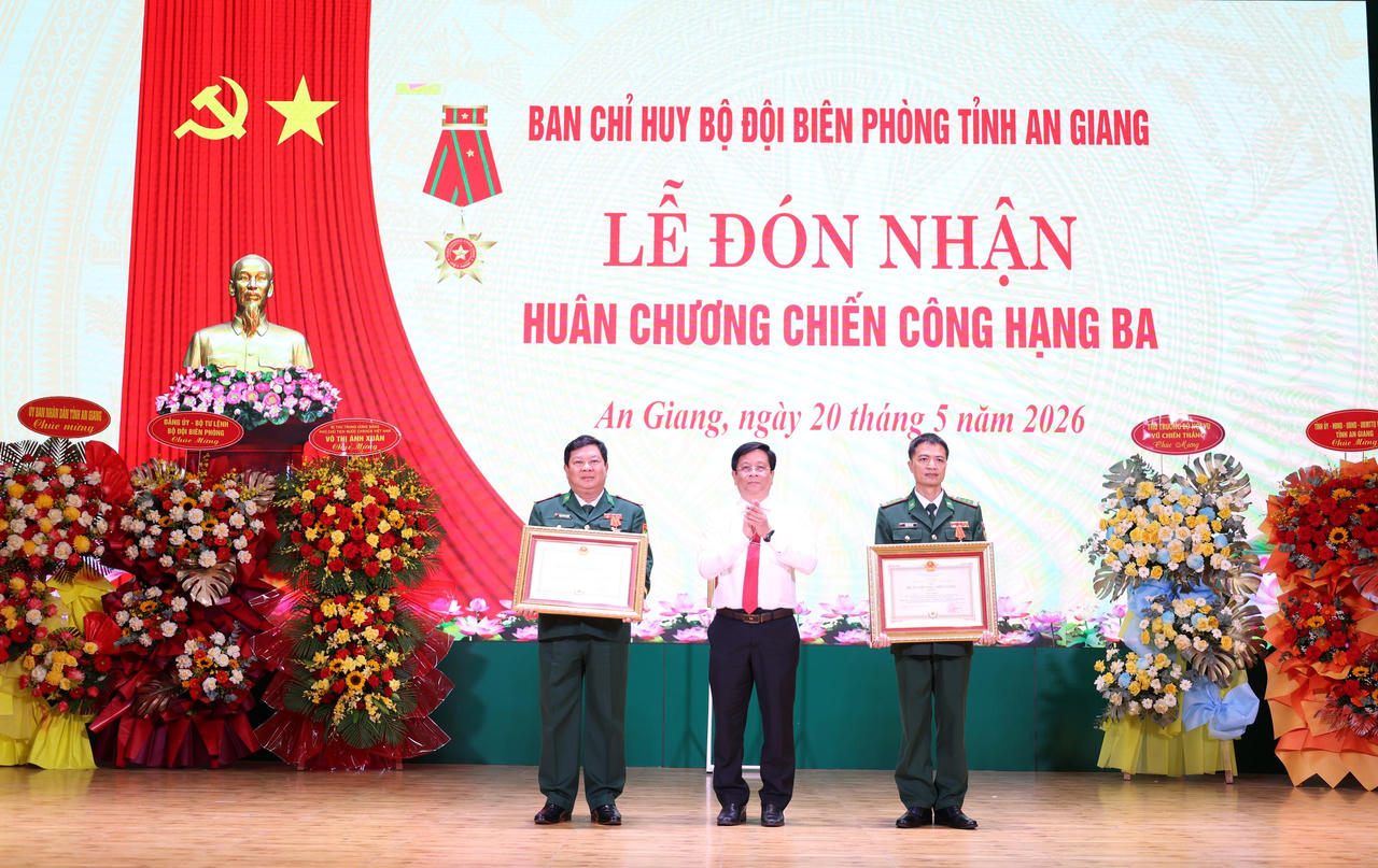 Thừa ủy quyền của Chủ tịch nước, ông Hồ Văn Mừng, Ủy viên Ban Chấp hành Trung ương Đảng, Phó Bí thư Tỉnh ủy, Chủ tịch Ủy ban nhân dân tỉnh An Giang trao Huân chương chiến công hạng Ba cho 2 cá nhân.