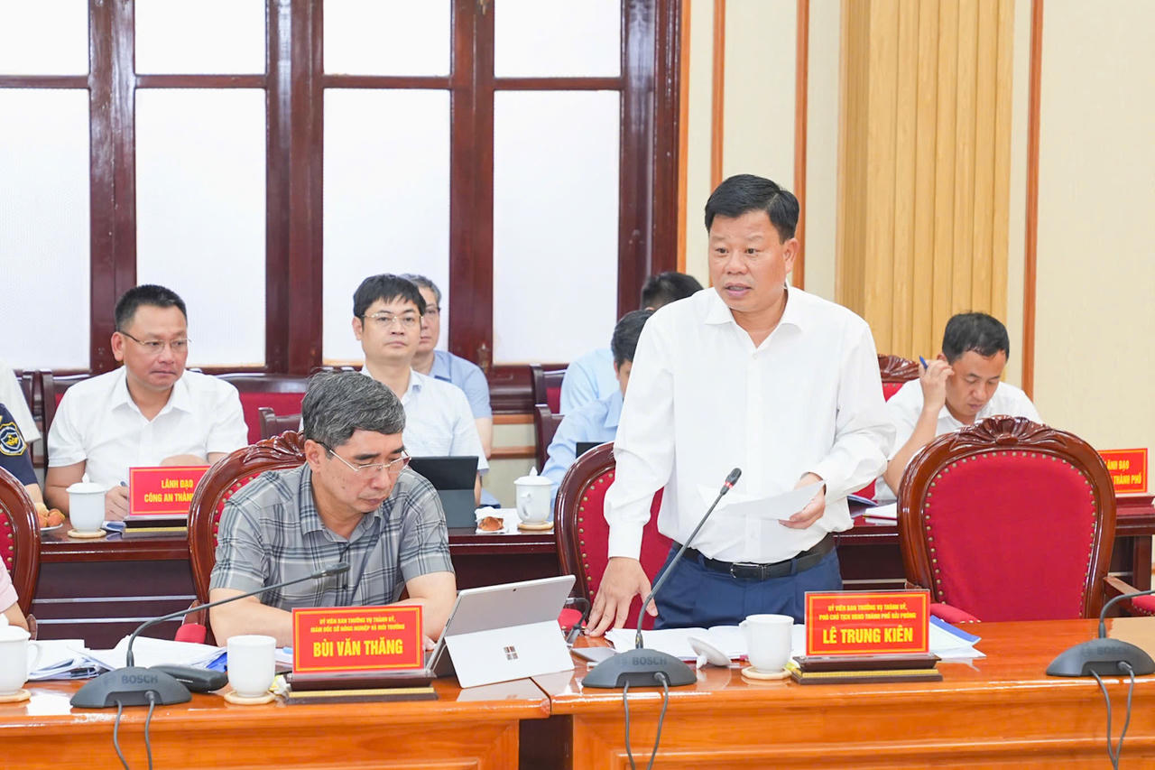 Phó Chủ tịch UBND thành phố Lê Trung Kiên phát biểu tại cuộc làm việc.