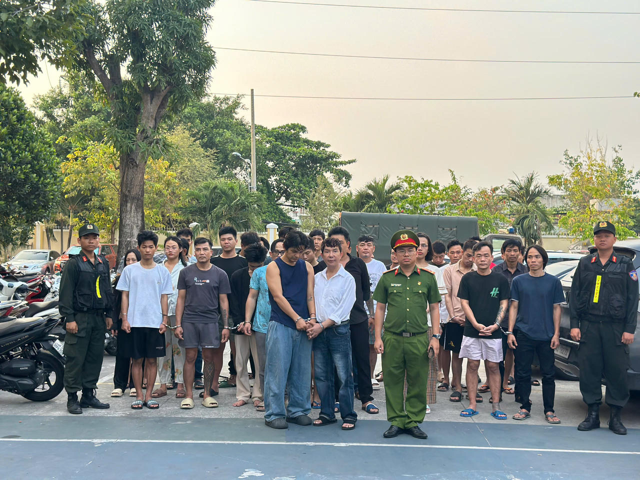 Ca sĩ Long Nhật bị bắt vì liên quan đường dây mua bán, tổ chức sử dụng ma túy Ca sĩ Long Nhật bị bắt vì liên quan đường dây mua bán, tổ chức sử dụng ma túy