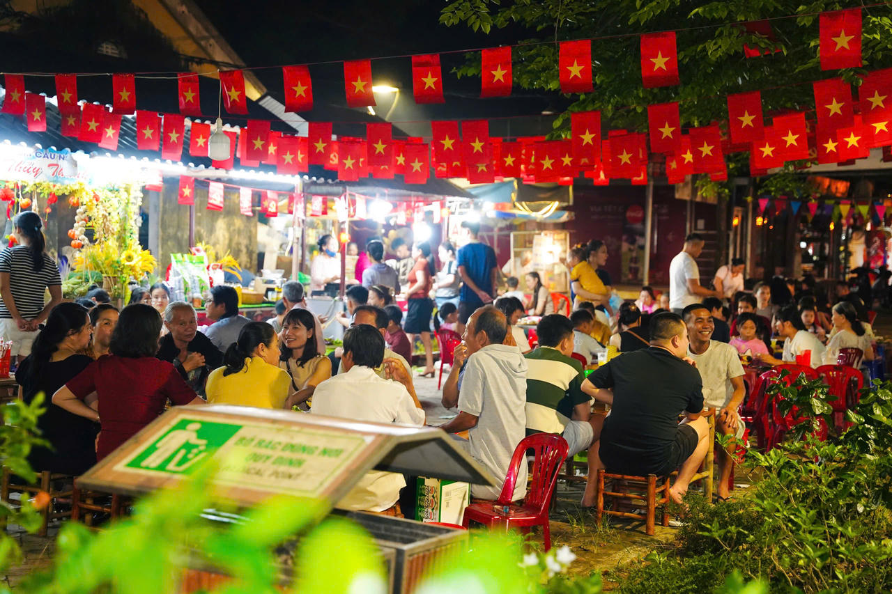 Không gian chợ quê nhưng cách quản lý không hề "xuề xòa": Biển hướng dẫn bỏ rác đúng nơi quy định ngay tiền cảnh minh chứng cho nỗ lực xây dựng một điểm đến du lịch đêm văn minh, giữ gìn cảnh quan di sản luôn xanh - sạch - sáng.
