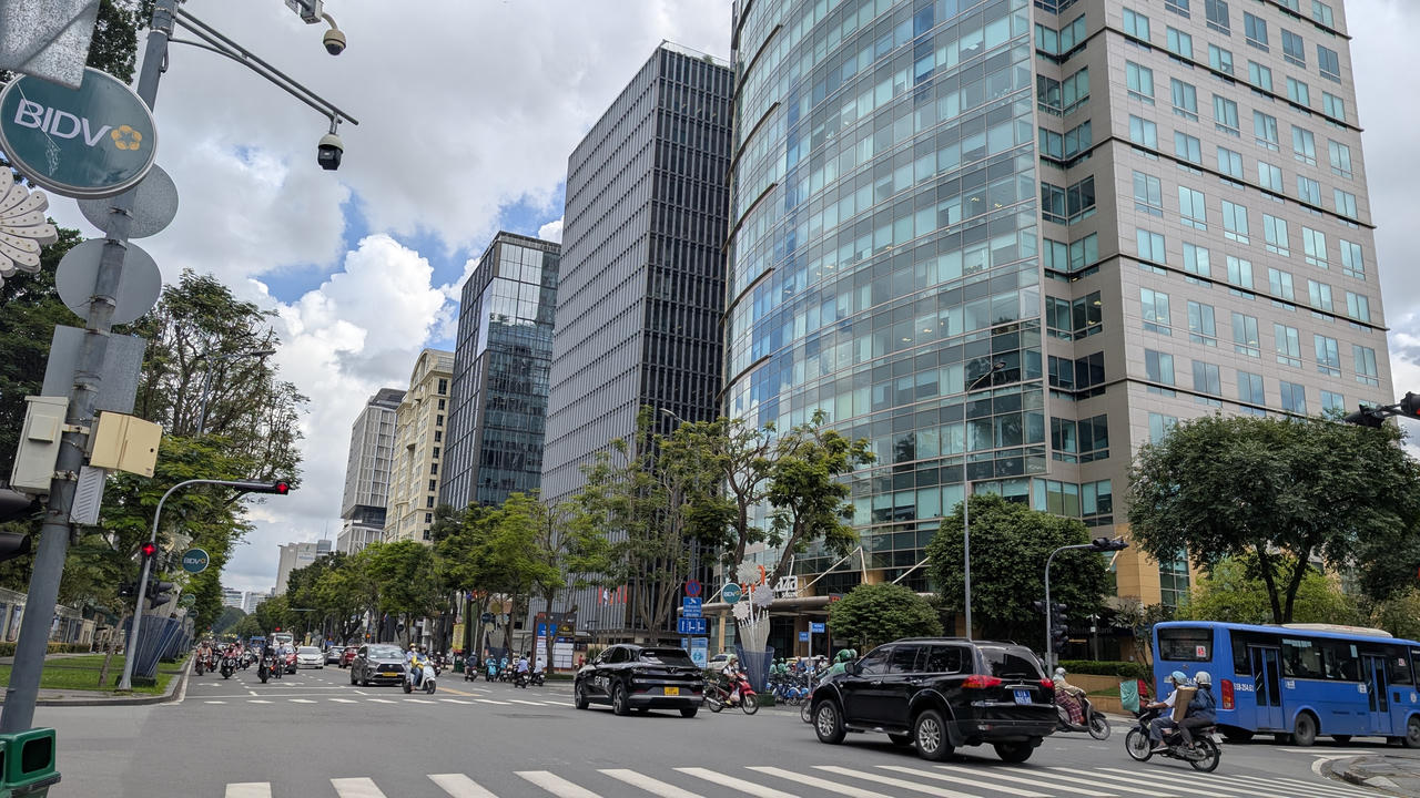 Giao thông trên đường Lê Duẩn tại trung tâm phường Sài Gòn, TP Hồ Chí Minh.