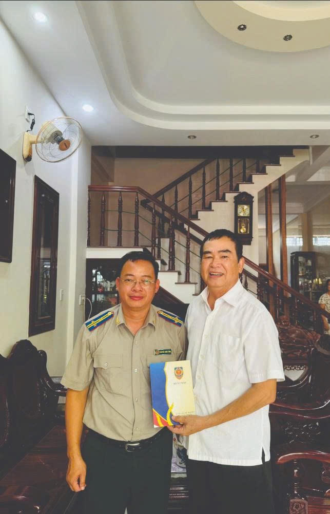 Trưởng THADS thành phố Nguyễn Xuân Tùng thăm đồng chí Võ Văn Tân- nguyên Cục trưởng Cục THADS thành phố nhân kỷ niệm 78 năm Ngày truyền thống Thi hành án dân sự