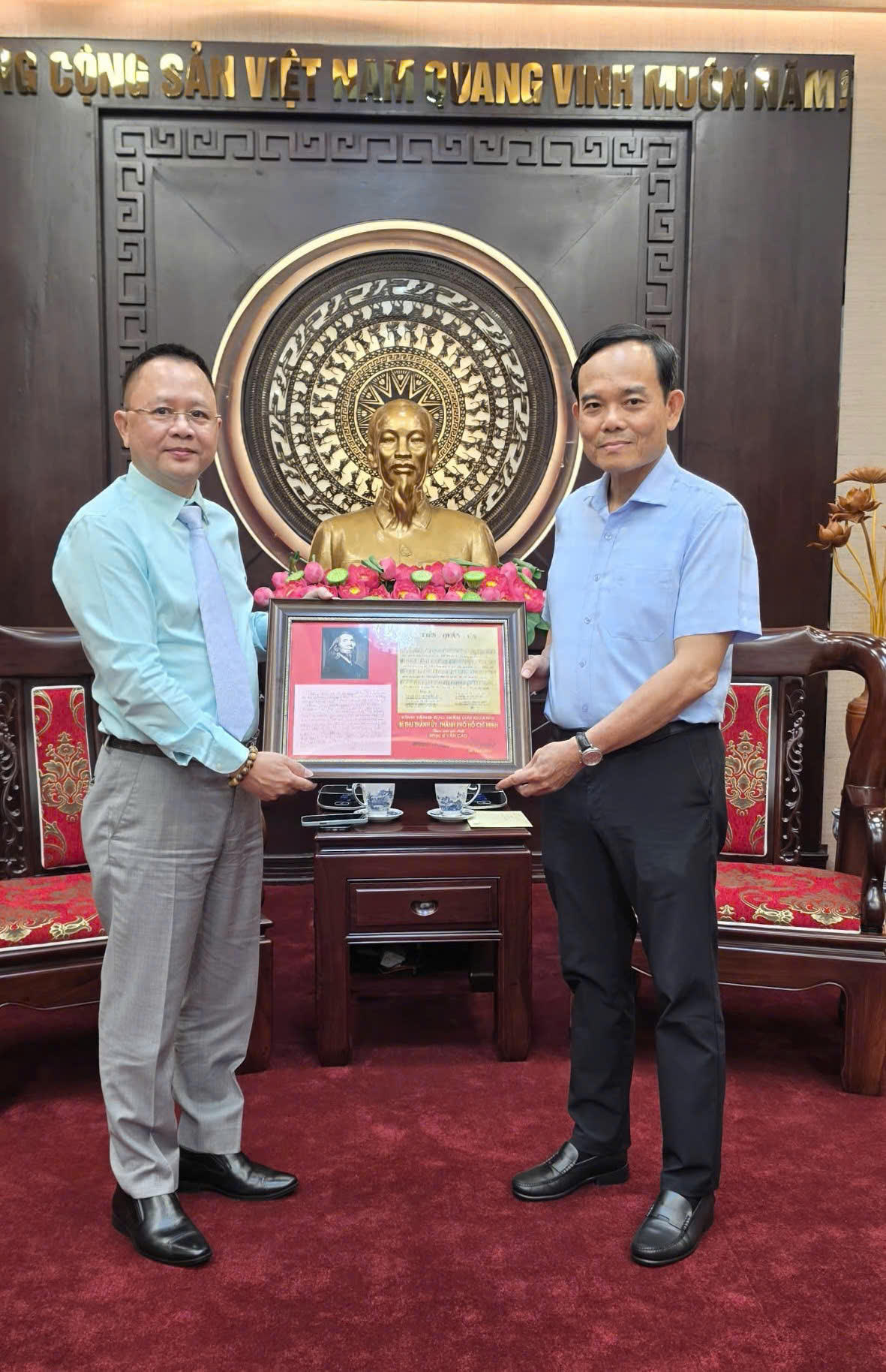 Gia đình nhạc sĩ Văn Thao gửi tặng đồng chí Bí thư Thành ủy Trần Lưu Quang bút tích bài “Tiến Quân Ca” do nhạc sĩ Văn Cao (bố nhạc sĩ Văn Thao) sáng tác năm 1944 và ca khúc “Thành phố của những ước mơ” do nhạc sĩ Văn Thao sáng tác.