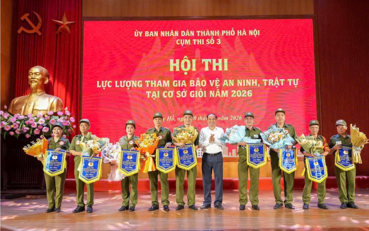 Ông Nguyễn Đình Khuyến - Bí thư đảng ủy phường Tây Hồ trao cờ lưu niệm cho các đội - Cụm thi số 3.
