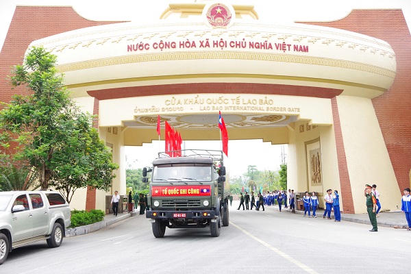 Trang nghiêm lễ đón nhận 28 hài cốt liệt sĩ quân tình nguyện Việt Nam hy sinh tại Lào về đất mẹ