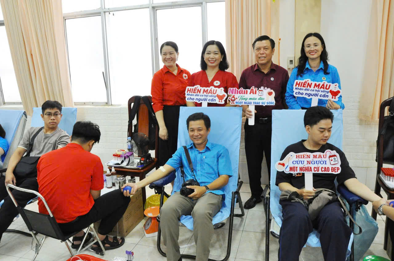 Cán bộ, đoàn viên, viên chức, người lao động thành phố tham gia hiến máu tình nguyện sáng 20/5.