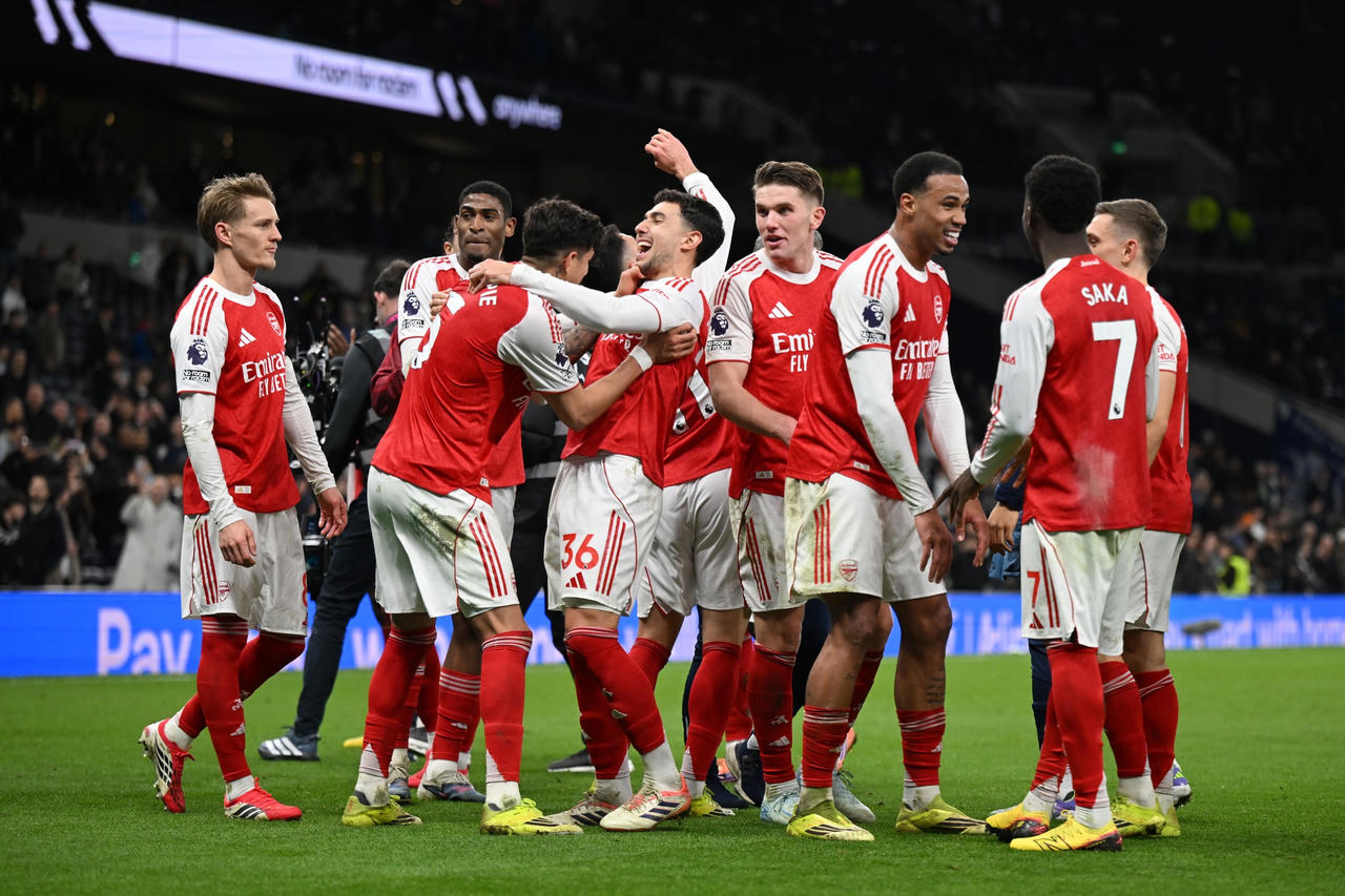 Man City dâng ngôi vô địch cho Arsenal Man City dâng ngôi vô địch cho Arsenal