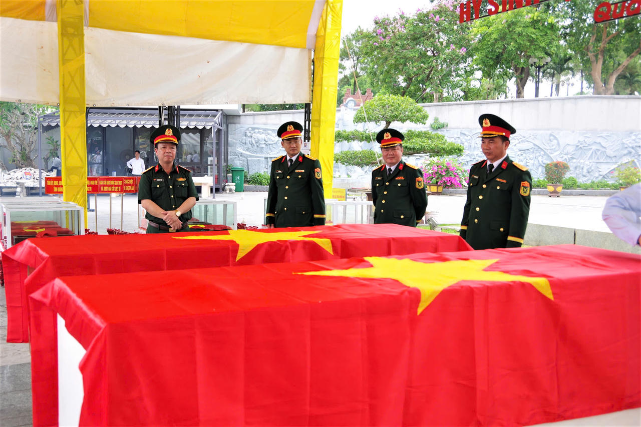 28 hài cốt liệt sĩ được đưa về Nghĩa trang Liệt sĩ Quốc gia Đường 9 để tiến hành lấy mẫu sinh phẩm và công tác xác định danh tính hài cốt liệt sĩ theo quy định.