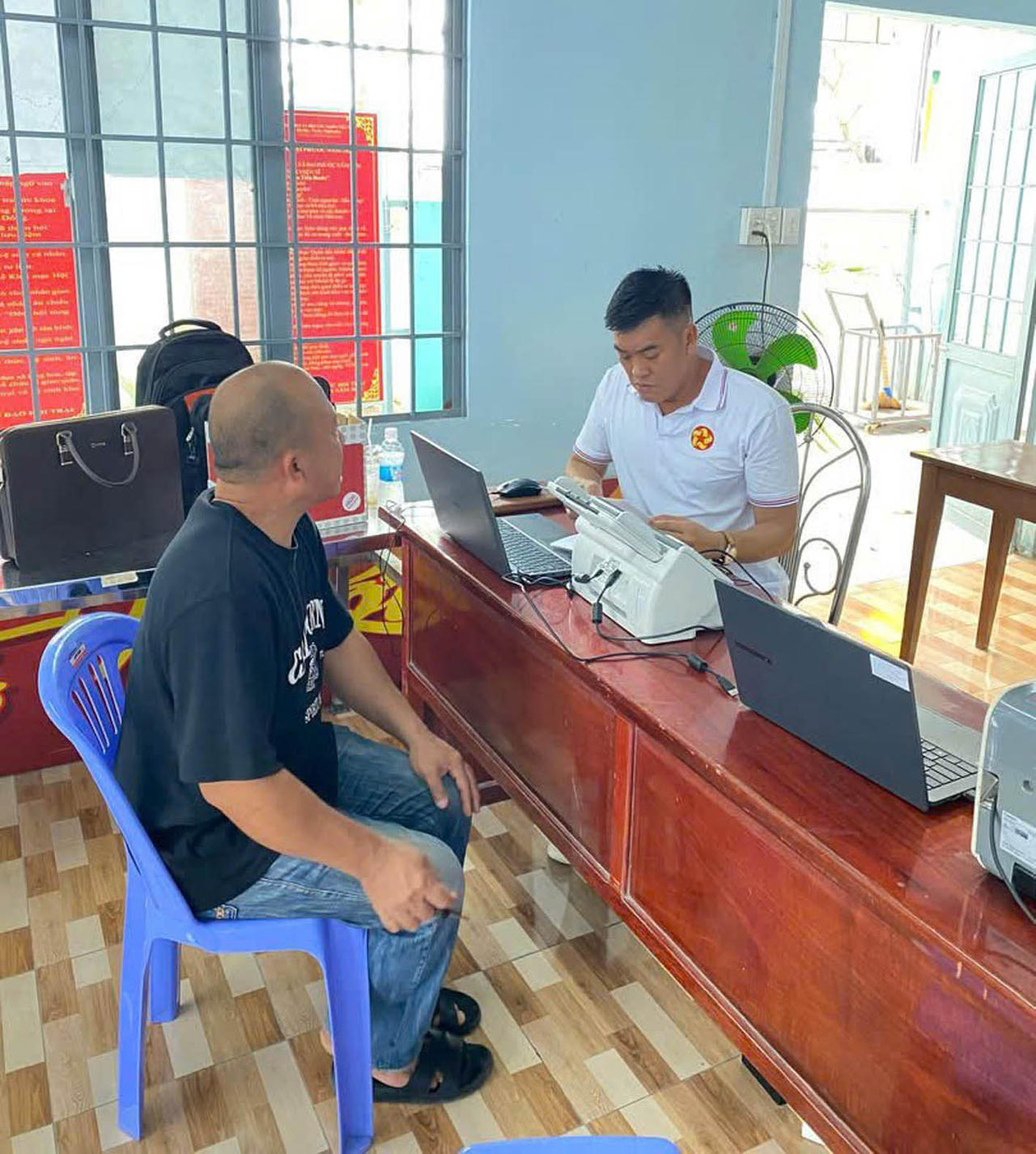 Cán bộ xã Đại Phước thực hiện mô hình “Giờ vàng thứ Bảy, hành chính không khoảng cách”. 