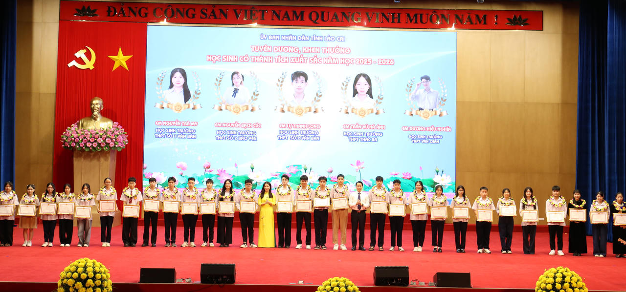 Các em học sinh đạt giải Nhất, Nhì kỳ thi chọn học sinh giỏi THPT cấp tỉnh được nhận Giấy khen của Giám đốc Sở Giáo dục và Đào tạo tỉnh Lào Cai.&nbsp;