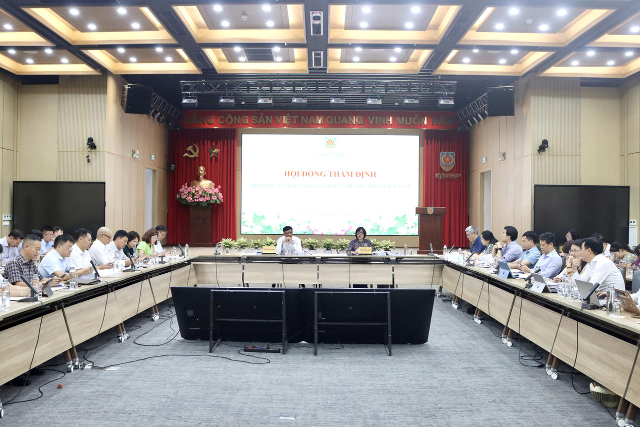 Hoàn thiện khung pháp lý thống nhất cho hoạt động hàng hải và đường thủy nội địa