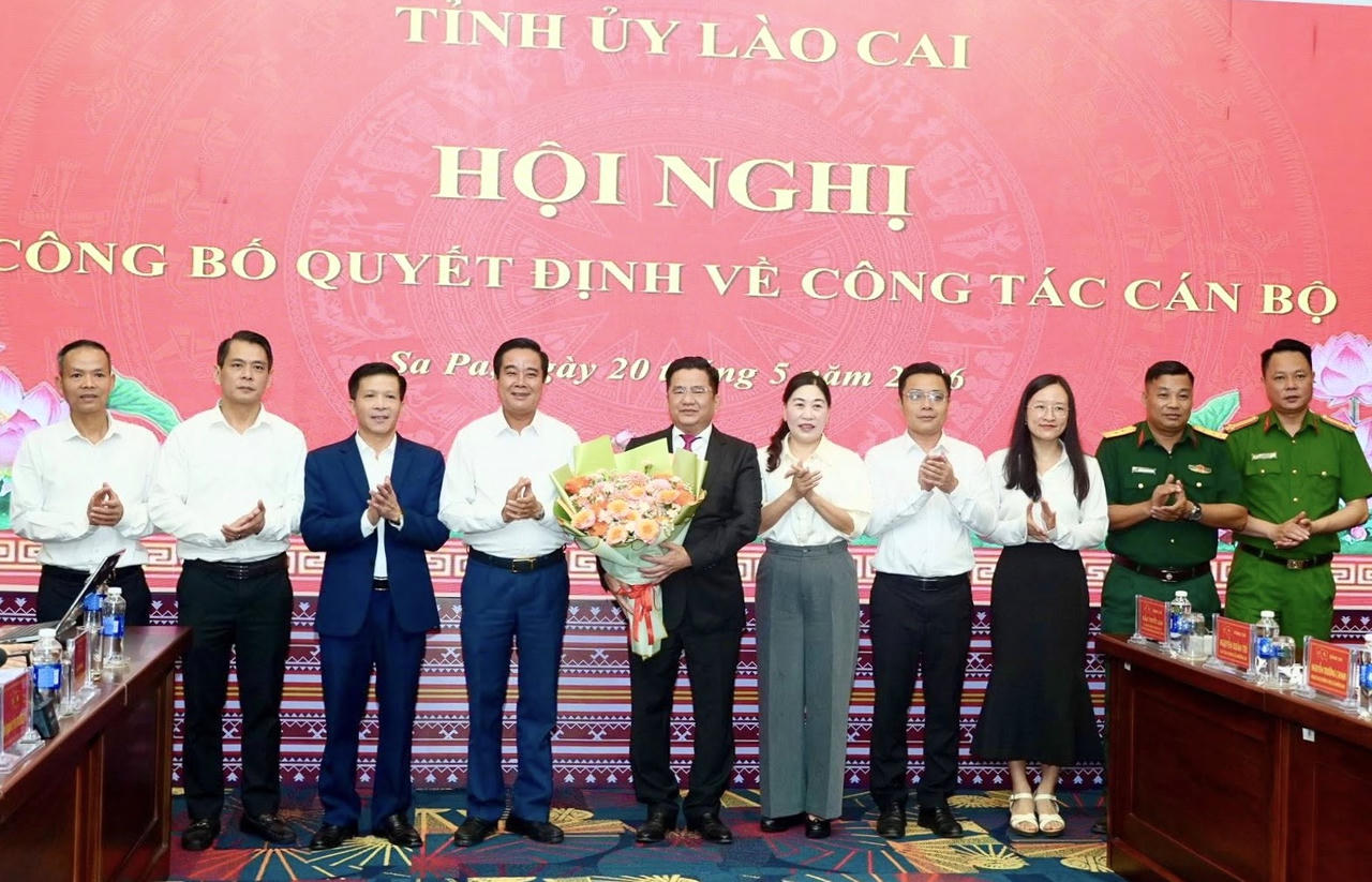 Các đại biểu tặng hoa chúc mừng tân Bí thư Đảng ủy phường Sa Pa